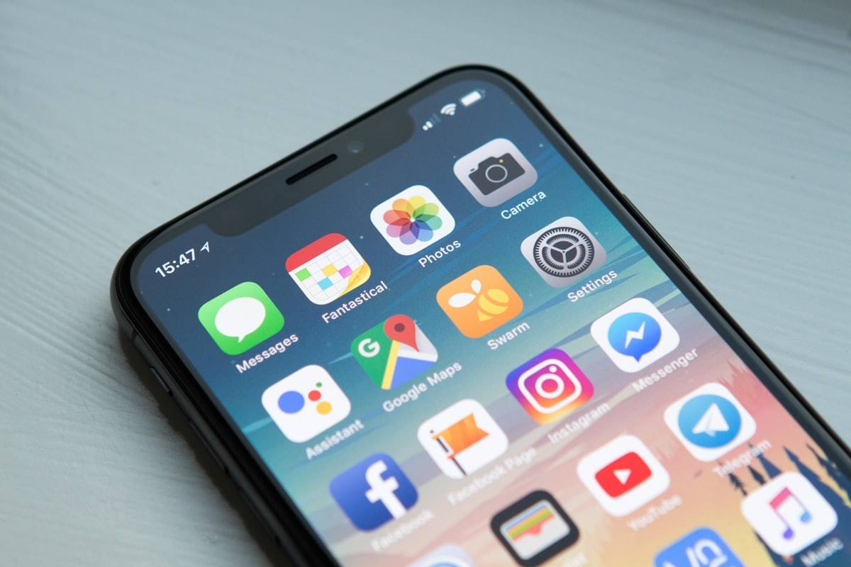 Pengguna menelusuri situs dari smartphone sambil bersantai