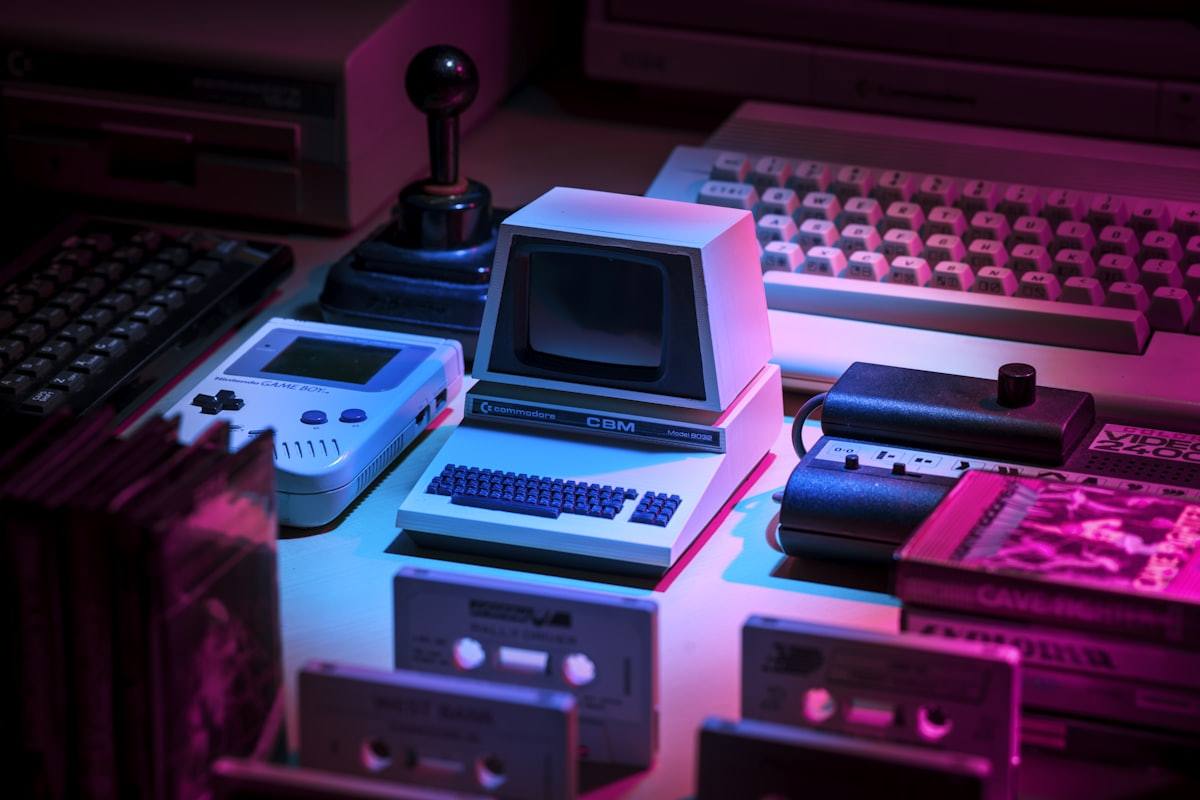 Perangkat permainan retro dengan pencahayaan ungu