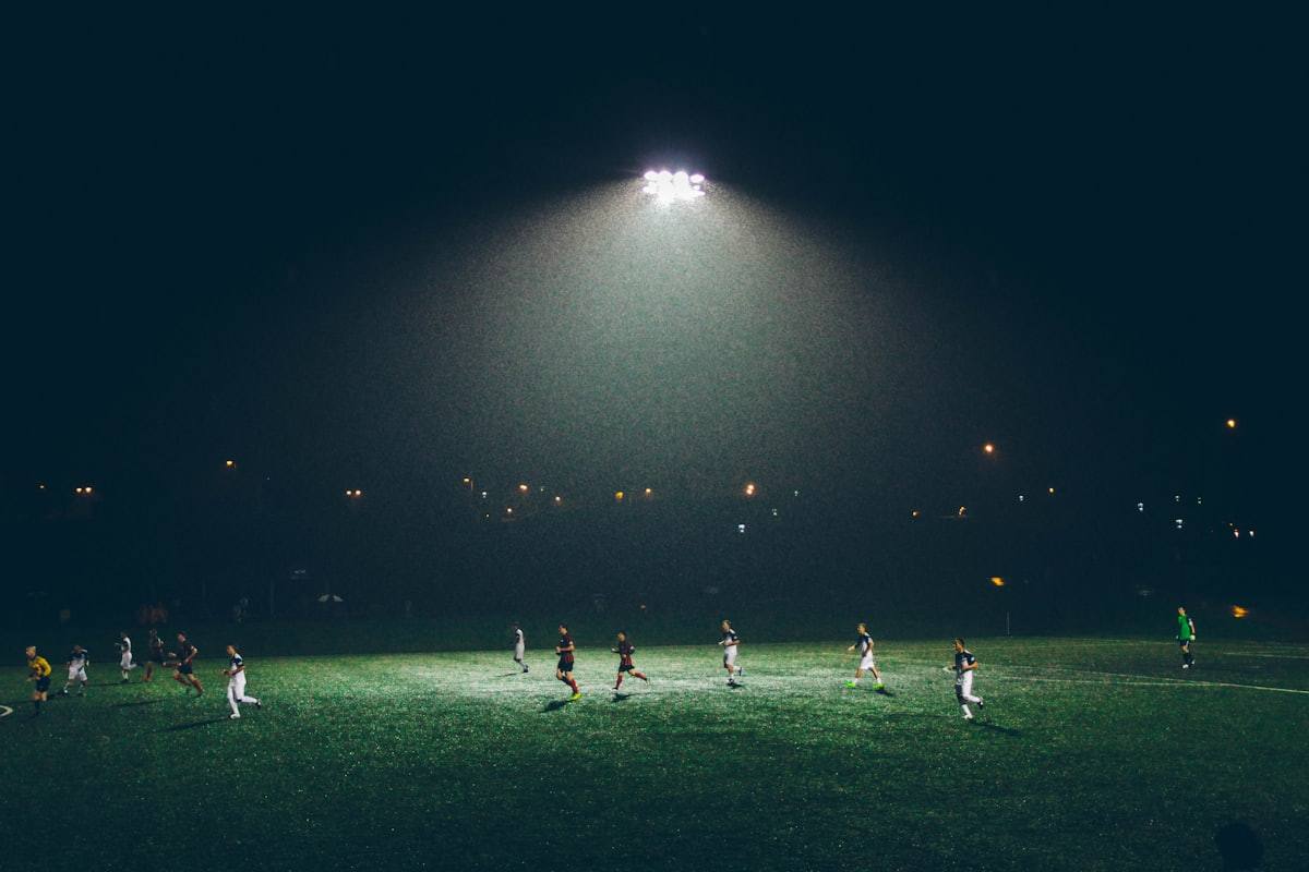 Stadion olahraga menyala pada malam hari