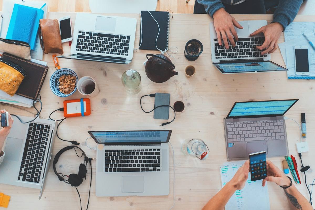 Tim editor muda bekerja bersama di ruang kerja modern